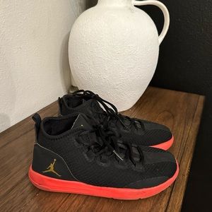 BLACK NIKE JORDAN SNEAKERS SIZE 5.5Y